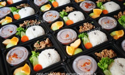 เข้ากันอยู่น๊าาา จะว่าไป😋😋 Set B 🍱 กะเพราหมู แกงส้มชะอมไข่ ผลไม้🍊 ข้าวกล่องขอนแก่น