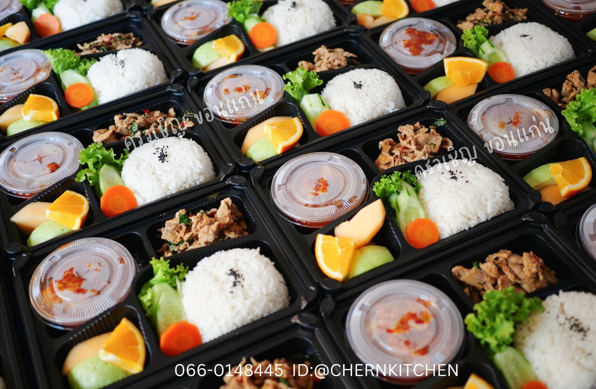 เข้ากันอยู่น๊าาา จะว่าไป😋😋 Set B 🍱 กะเพราหมู แกงส้มชะอมไข่ ผลไม้🍊