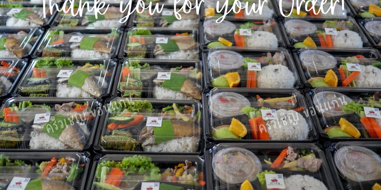 วันนี้มี ลาบหมู ต้มไก่ ผลไม้ ทงคัตสึ สลัด ไข่ต้ม น้ำพริกกะปิ ปลาทูทอด ไข่ชะอม หมูผัดผักรวม