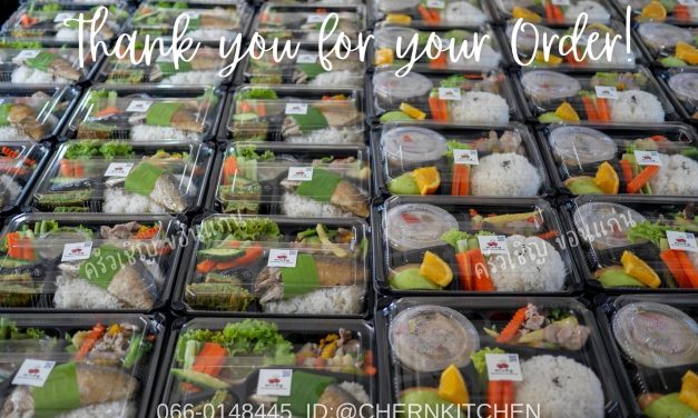 วันนี้มี ลาบหมู ต้มไก่ ผลไม้ ทงคัตสึ สลัด ไข่ต้ม น้ำพริกกะปิ ปลาทูทอด ไข่ชะอม หมูผัดผักรวม